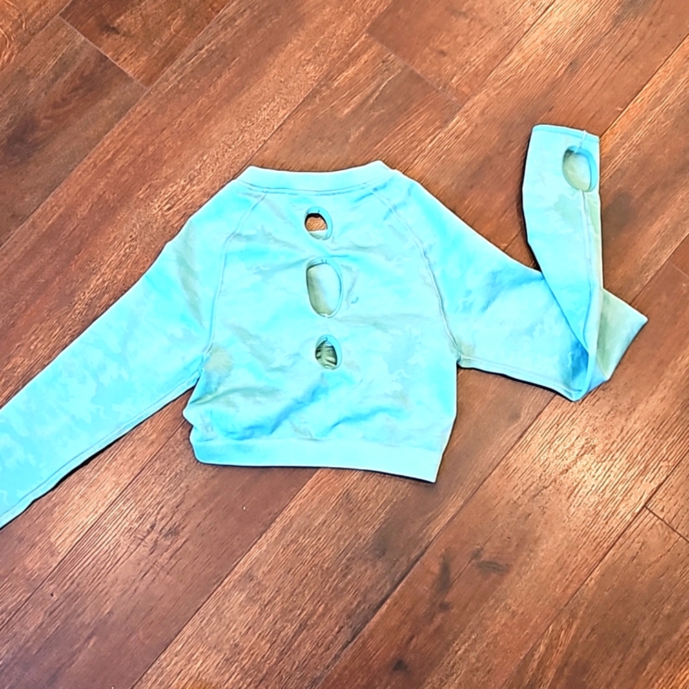 Gymshark Adapt Camo Seamless Long Sleeve Crop Top in Green size Small